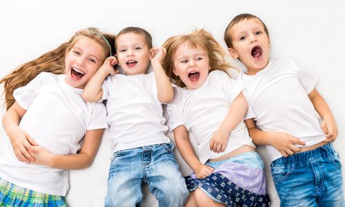 ילדים לבושים בחולצות בייסיק לילדים בצבע לבן