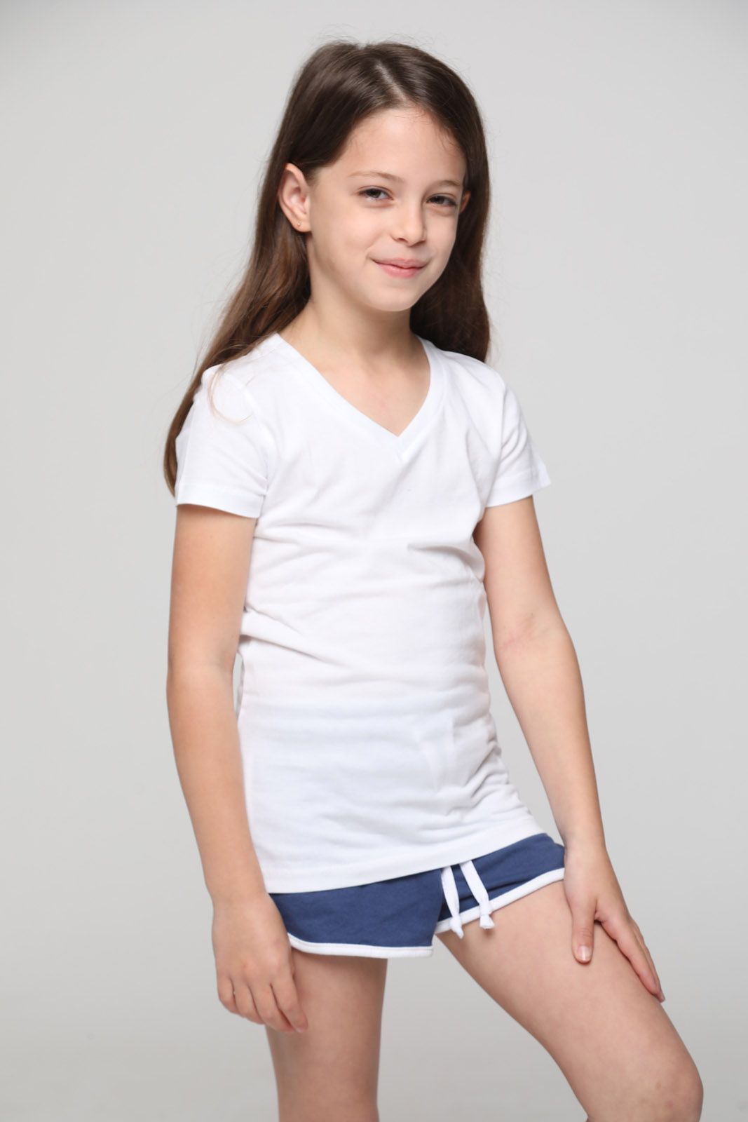 ילדה לבושה בחולצה קצרה לילדות